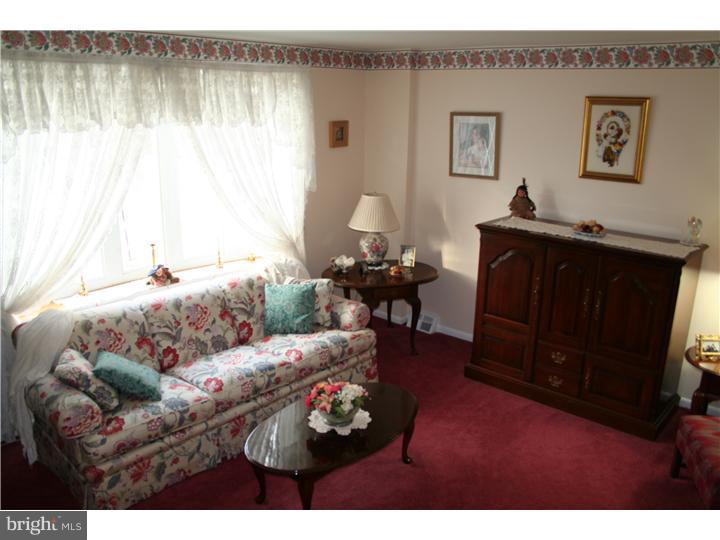3860 Kirkwood Road Philadelphia, PA 19114 - Photo 10 of 25 Living Room
