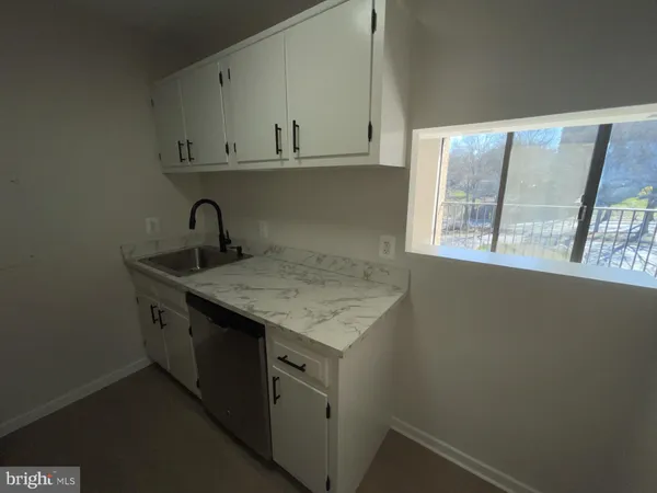 $1,850 | 2300 Pimmit Drive, Unit 411, Falls Church, VA 22043