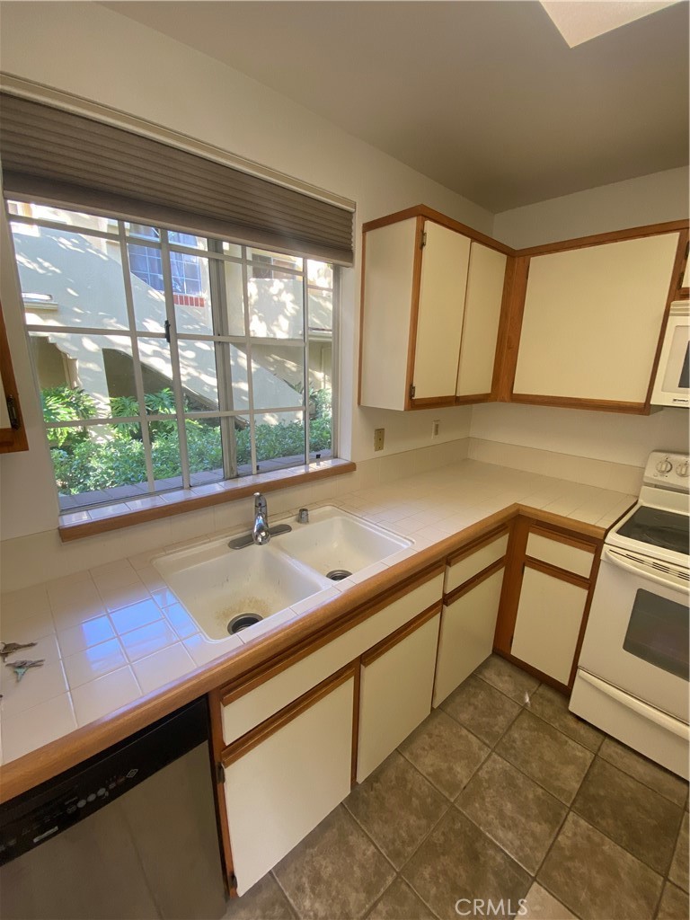 104 Costero Aisle, Unit 290 Irvine, CA 92614 - Photo 7 of 14 a kitchen with a sink and large window