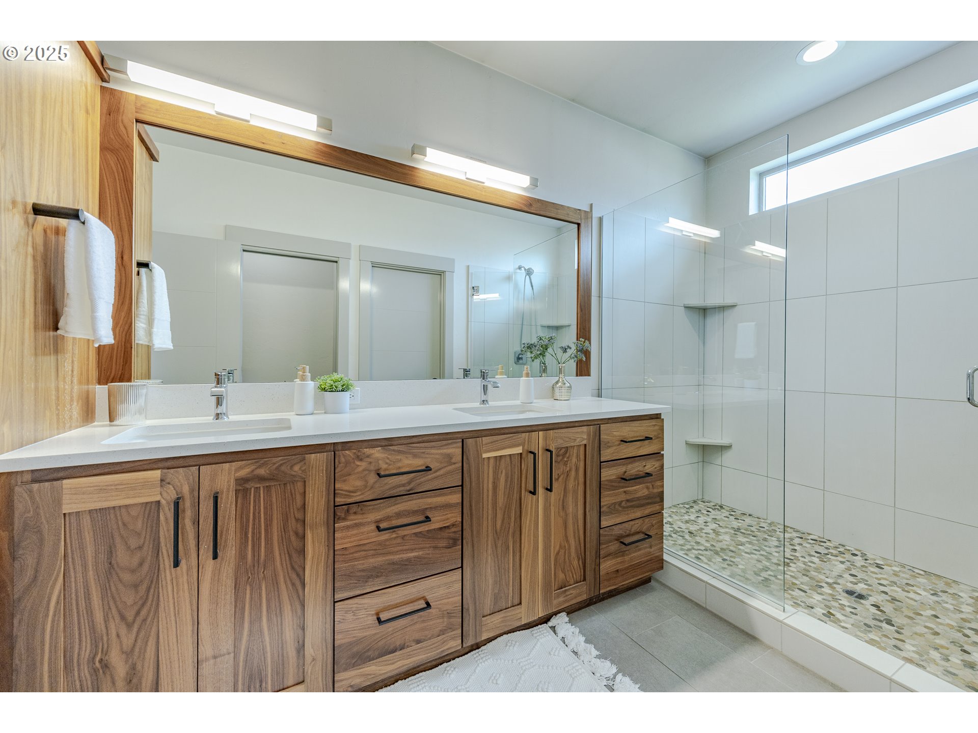 1968 John Day Drive Eugene, OR 97408 - Photo 25 of 35 Bathroom