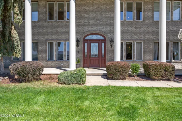 a view of entryway and hall