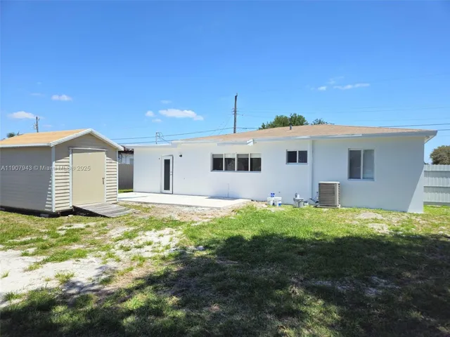 a view of a house with yard