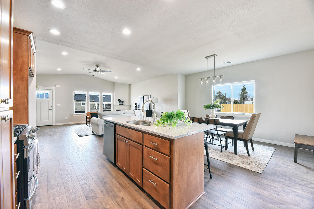 1737 Thomas Road Medford, OR 97501 - Photo 7 of 27 6