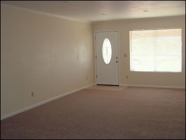 7138 West Hatcher Road Peoria, AZ 85345 - Photo 2 of 18 Living room / entry way inside