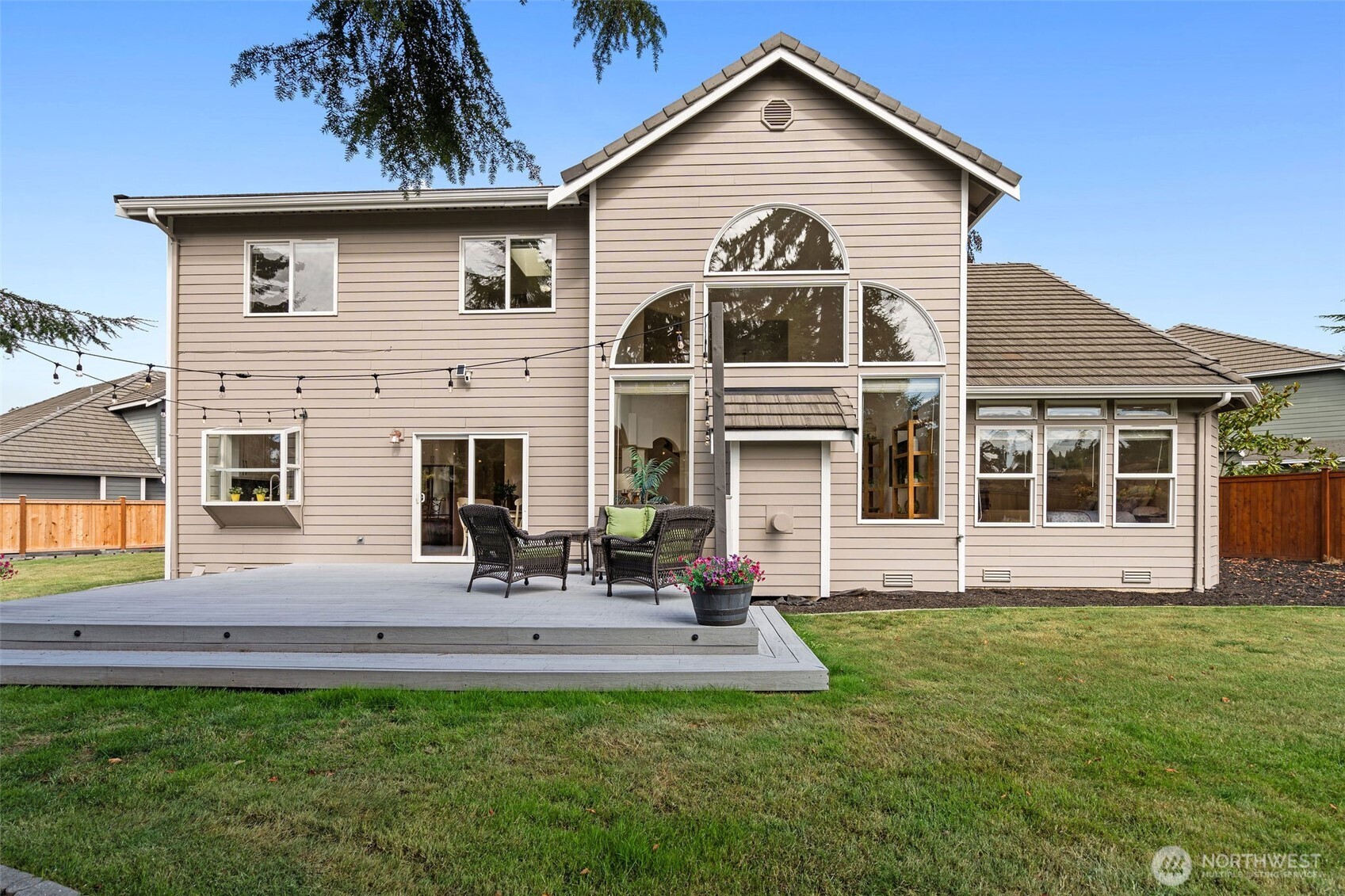 8425 Smugglers Cove Lane Mukilteo, WA 98275 - Photo 31 of 40 a front view of a house with a yard