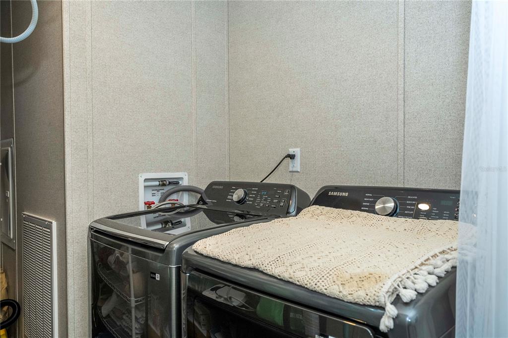 36720 Emeralda Island Road Leesburg, FL 34788 - Photo 32 of 43 a utility room with dryer and washer