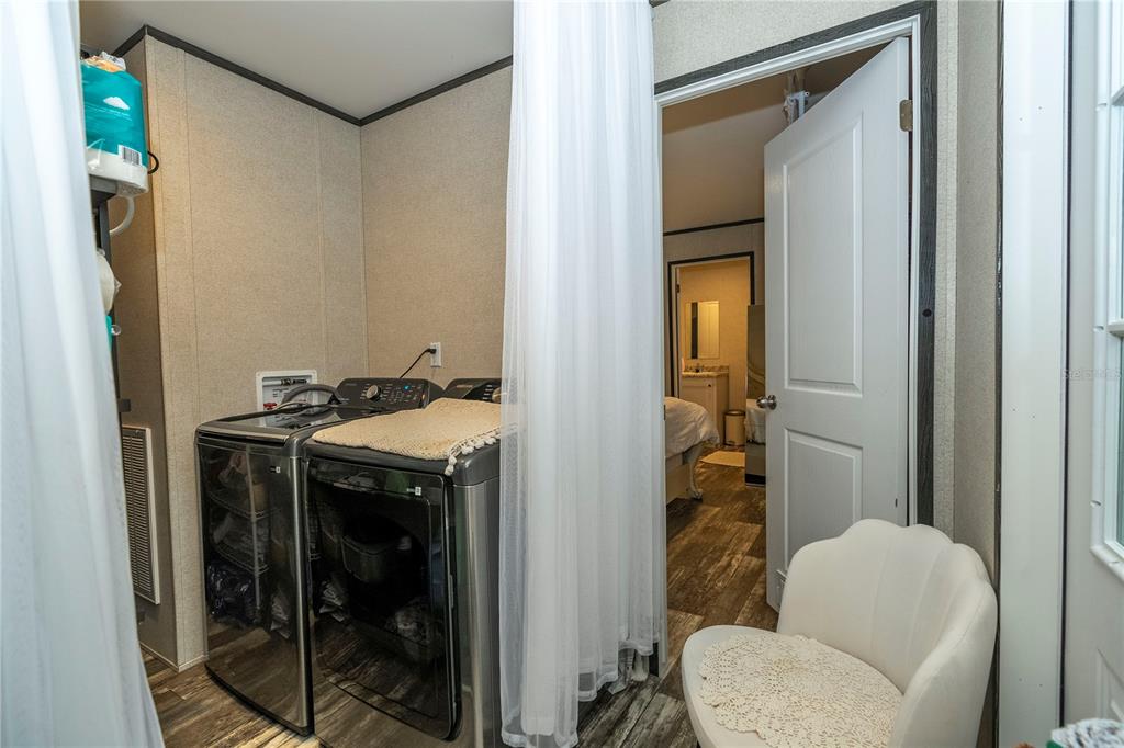 36720 Emeralda Island Road Leesburg, FL 34788 - Photo 33 of 43 a bathroom with a sink a toilet and shower