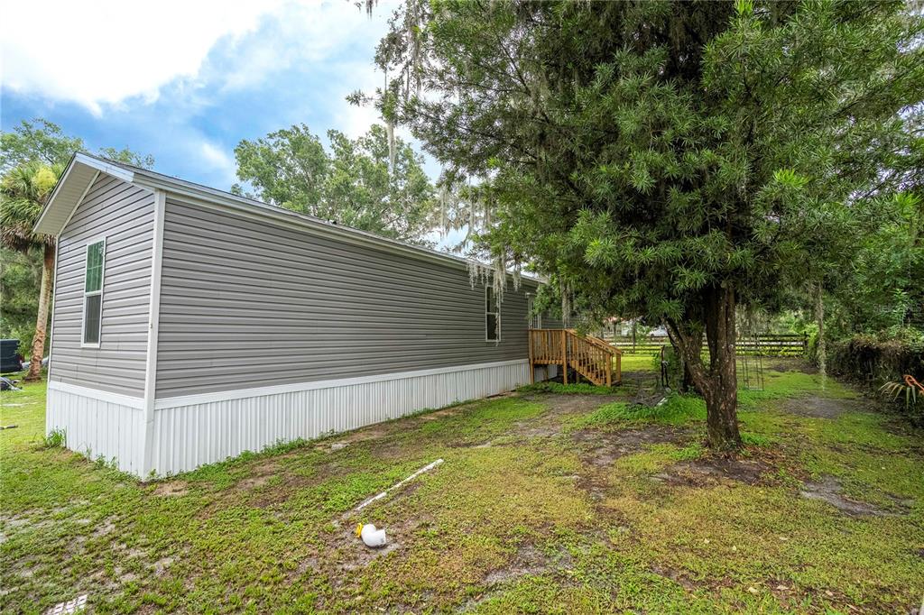 36720 Emeralda Island Road Leesburg, FL 34788 - Photo 40 of 43 a view of a backyard with a tree