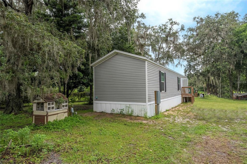 36720 Emeralda Island Road Leesburg, FL 34788 - Photo 7 of 43 a front view of a house with garden