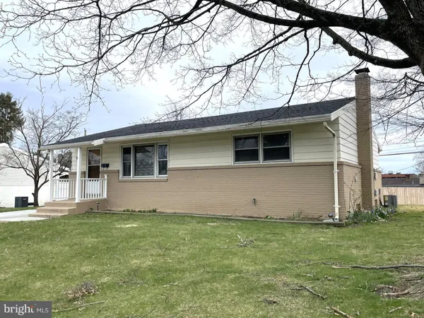 a front view of house with yard