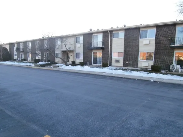 $1,850 | 8860 North Western Avenue, Unit 2F, Des Plaines, IL 60016