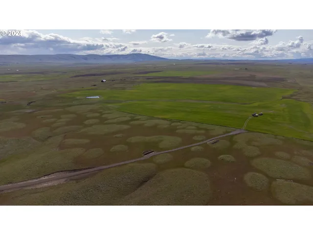 a black and white photo of a bathroom