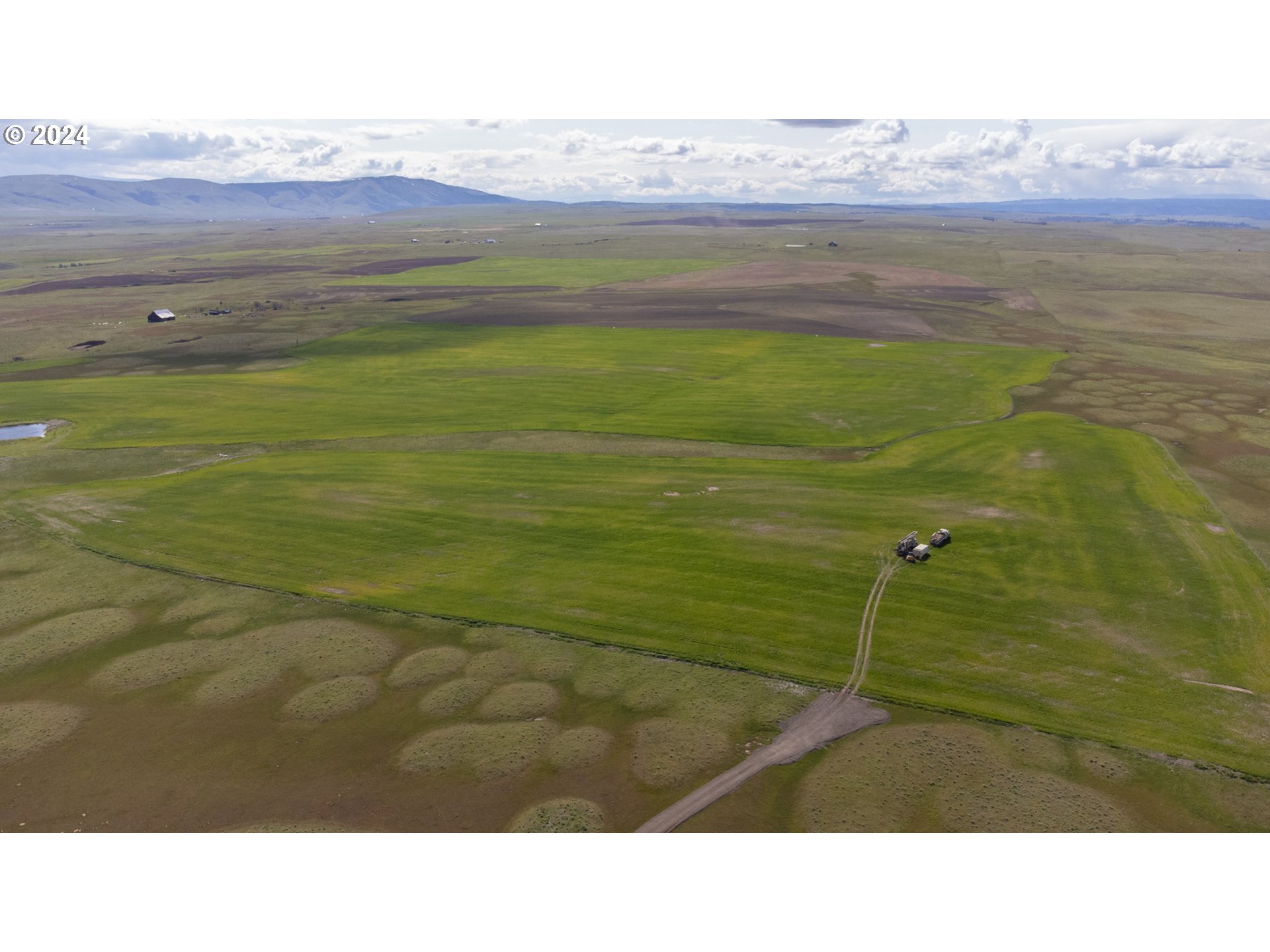 345 Erickson Road Centerville, WA 98613 - Photo 27 of 29 a bathroom with a sink and a mirror