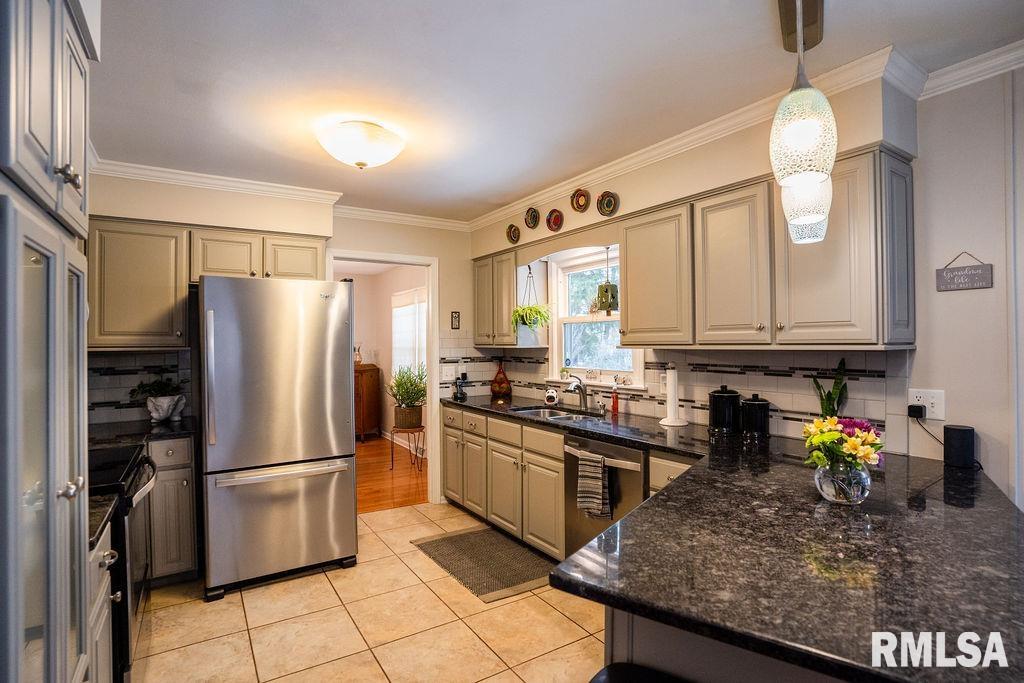 2320 Bates Avenue Springfield, IL 62704 - Photo 6 of 29 Gallery Image 6