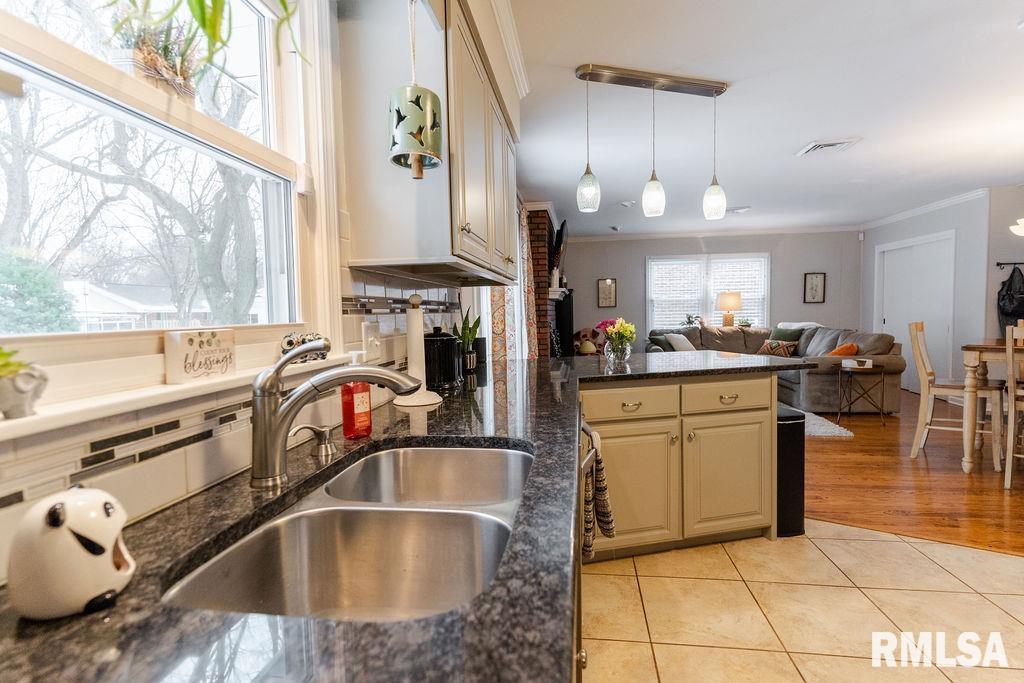 2320 Bates Avenue Springfield, IL 62704 - Photo 7 of 29 Gallery Image 7