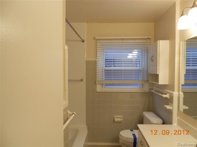 2462 Derby Road Birmingham, MI 48009 - Photo 5 of 11 Bath.JPG