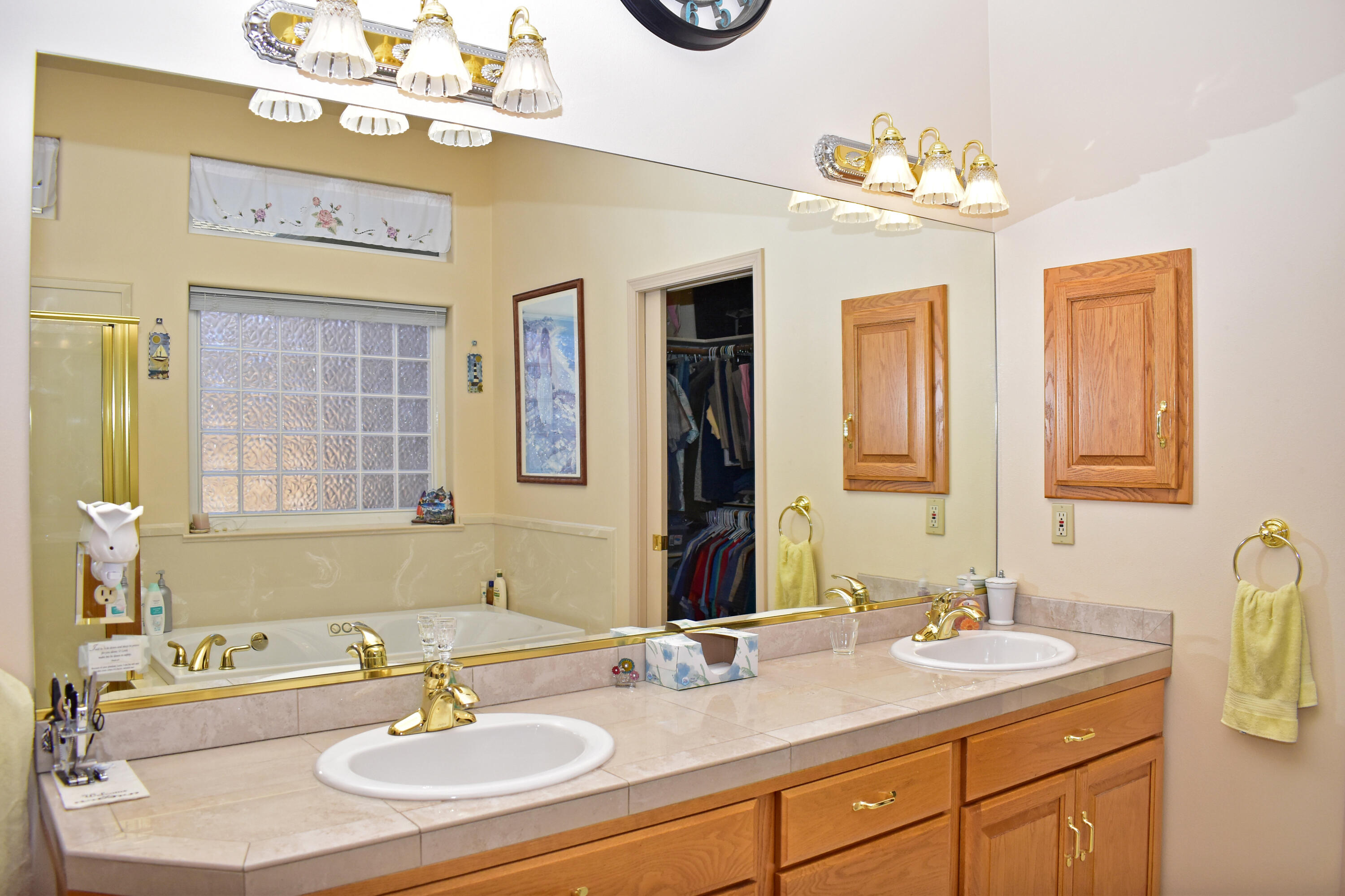 479 Quail Run Eagle Point, OR 97524 - Photo 29 of 51 Primary Bath Double Vanity