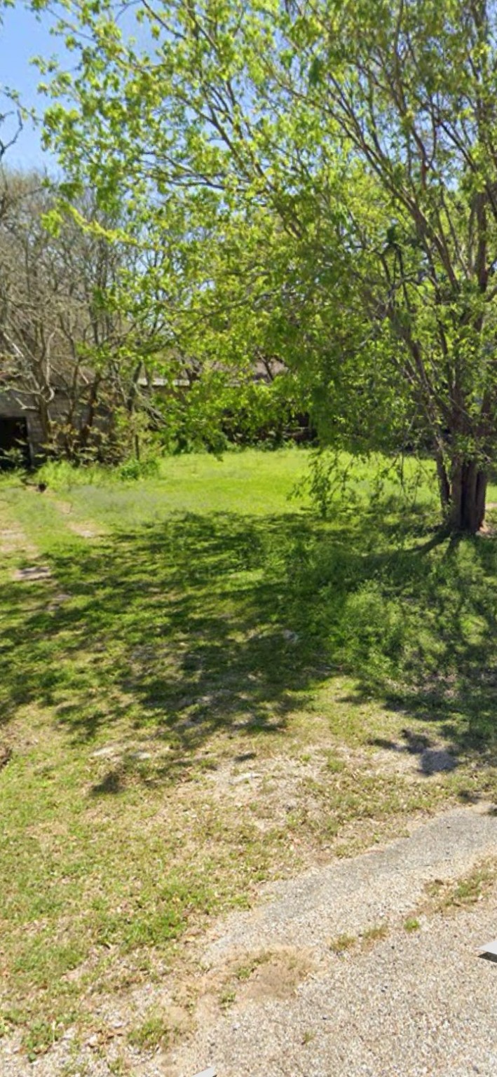 913 Chestnut Street La Marque, TX 77568 - Photo 3 of 6 a view of an ocean