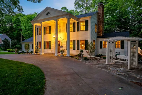 $1,100,000 | 1330 Urbandale Lane North, Plymouth, MN 55447