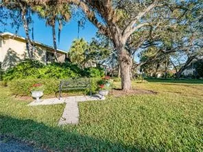 a view of yard with green space