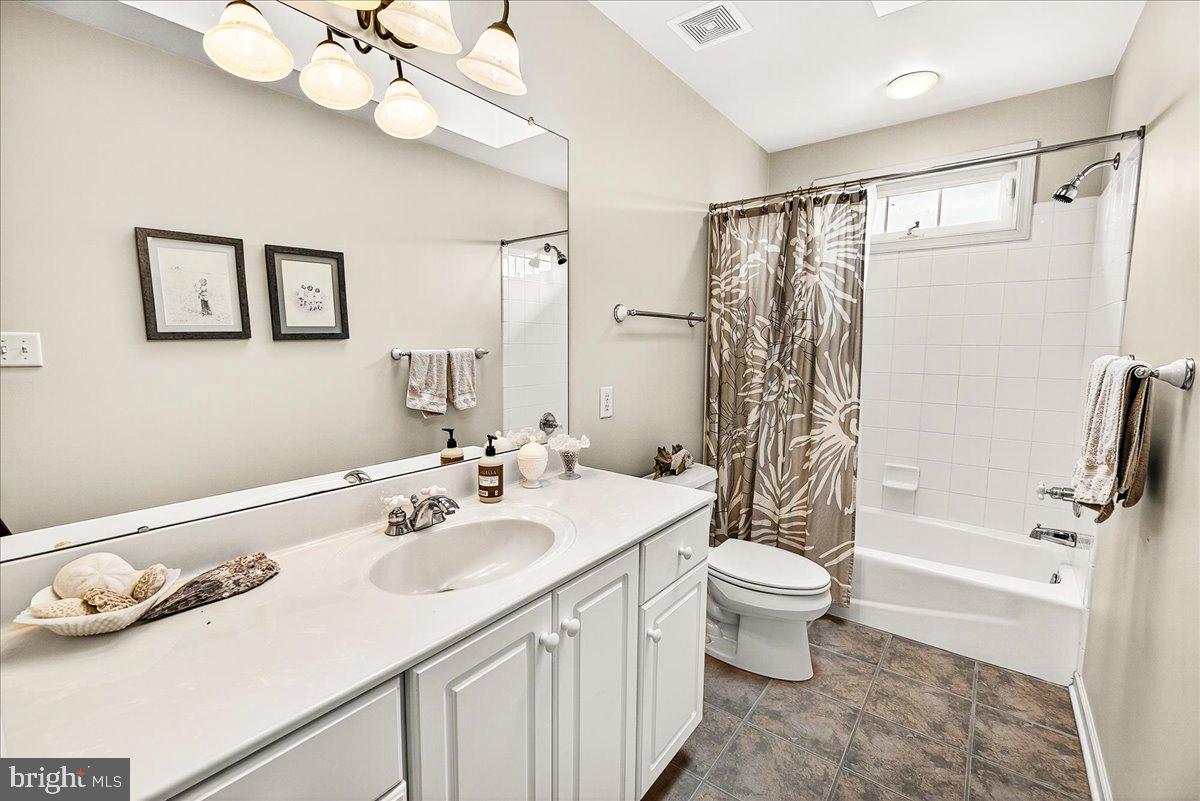2634 Point Of Rocks Road Jefferson, MD 21755 - Photo 52 of 86 Hall bathroom upstairs