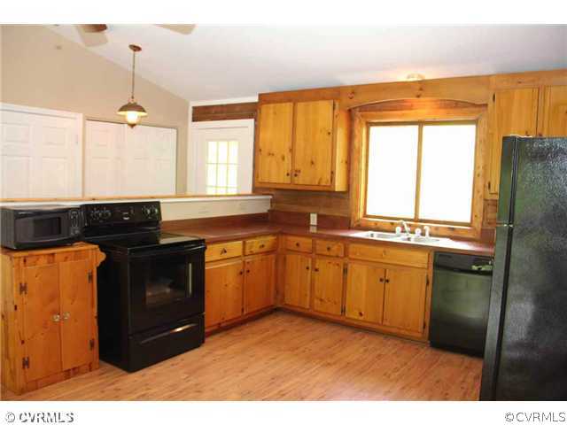 7435 Wagon Run Road Gloucester, VA 23061 - Photo 3 of 18 Kitchen