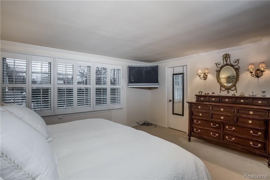 295 Washington Road Grosse Pointe, MI 48230 - Photo 29 of 60 029-Master_Bedroom-2338037-large.jpg