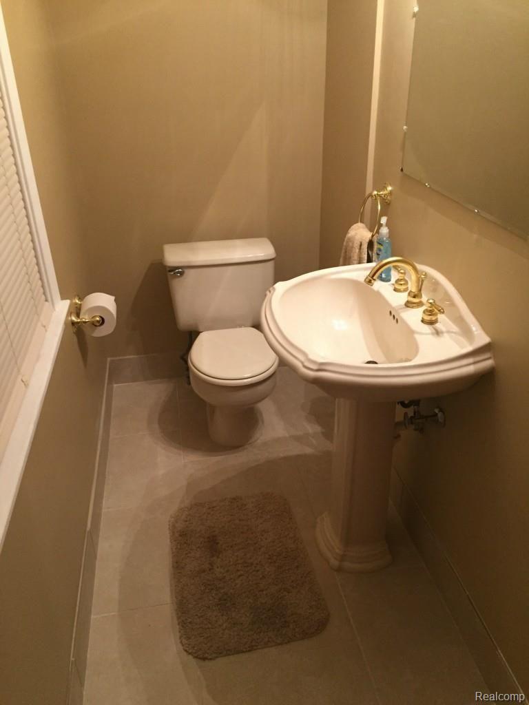 1540 Torrey Road Grosse Pointe, MI 48236 - Photo 19 of 24 bathroom.jpg