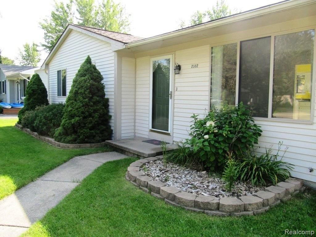 2582 Hartline Drive Rochester, MI 48309 - Photo 3 of 23 3Front Entrance.JPG