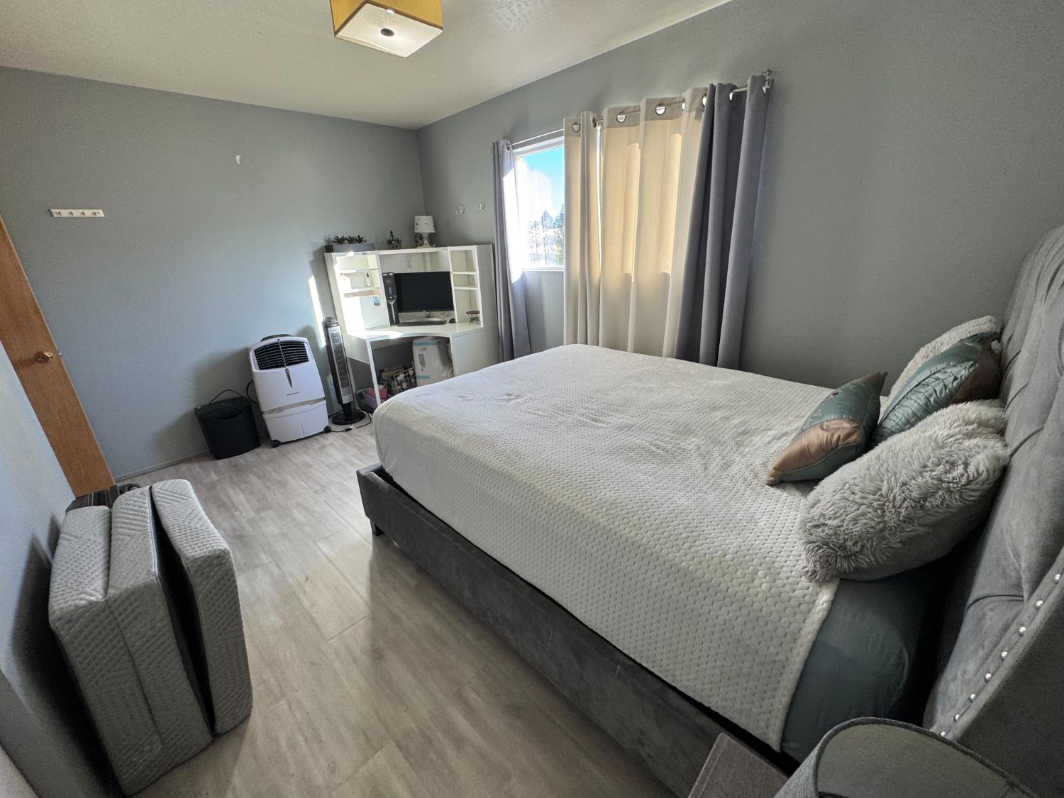 100 Patterson Avenue Loyalton, CA 96118 - Photo 25 of 36 a bedroom with a bed and wooden floor