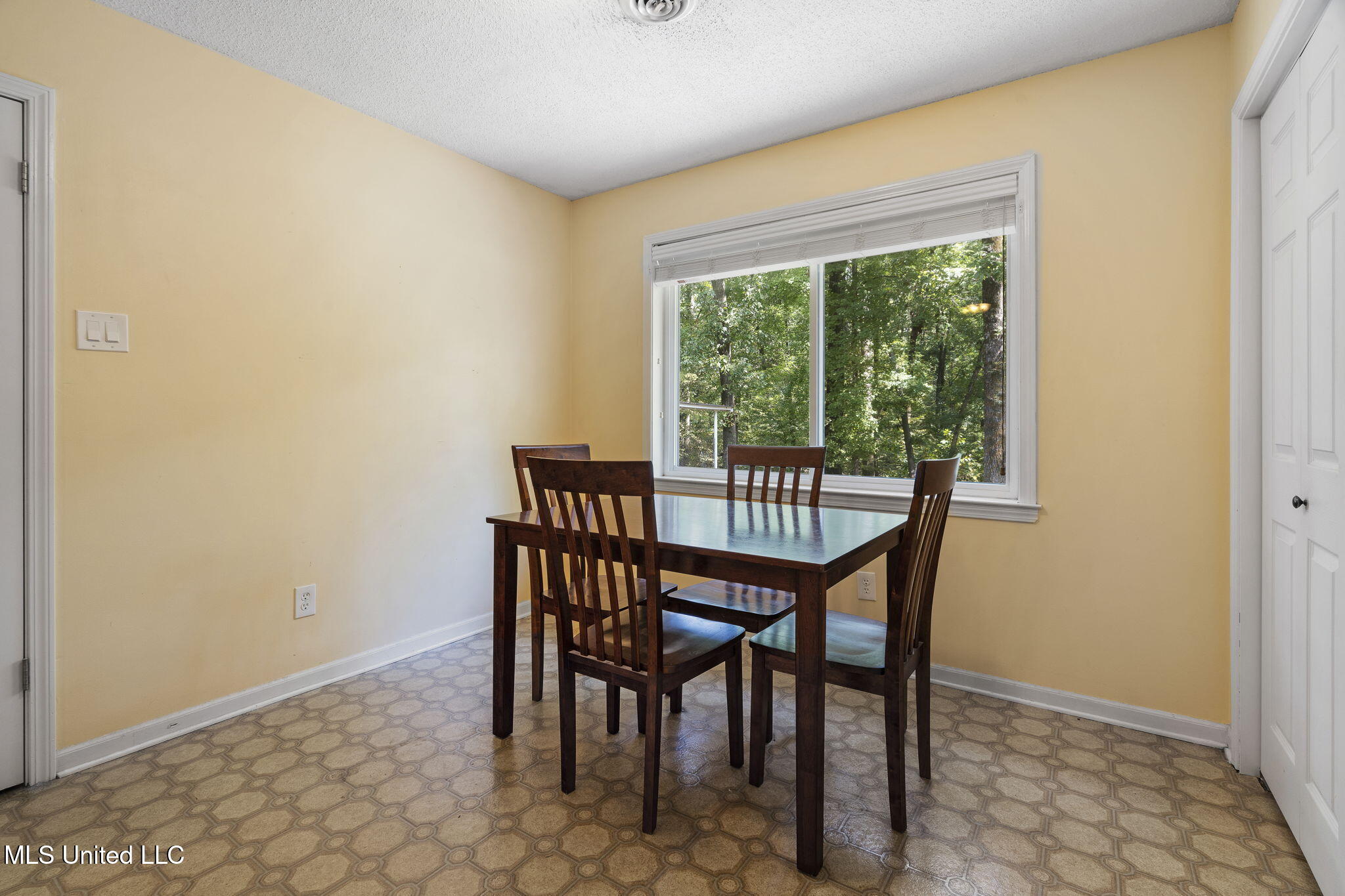 1998 Fogg Road North Nesbit, MS 38651 - Photo 11 of 31 Breakfast Area
