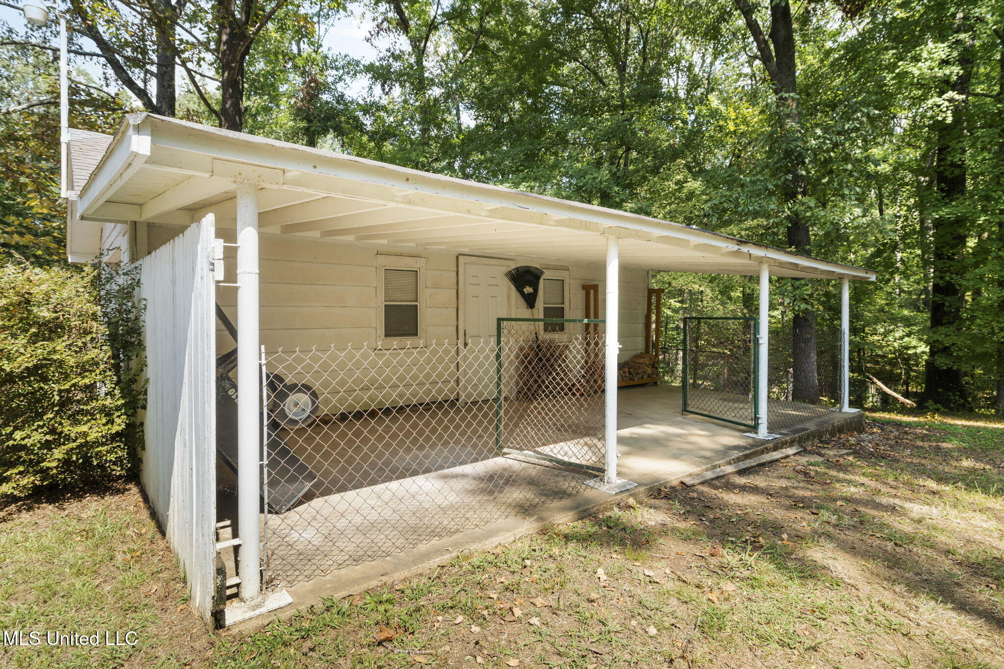 1998 Fogg Road North Nesbit, MS 38651 - Photo 25 of 31 Detached Garage side storage