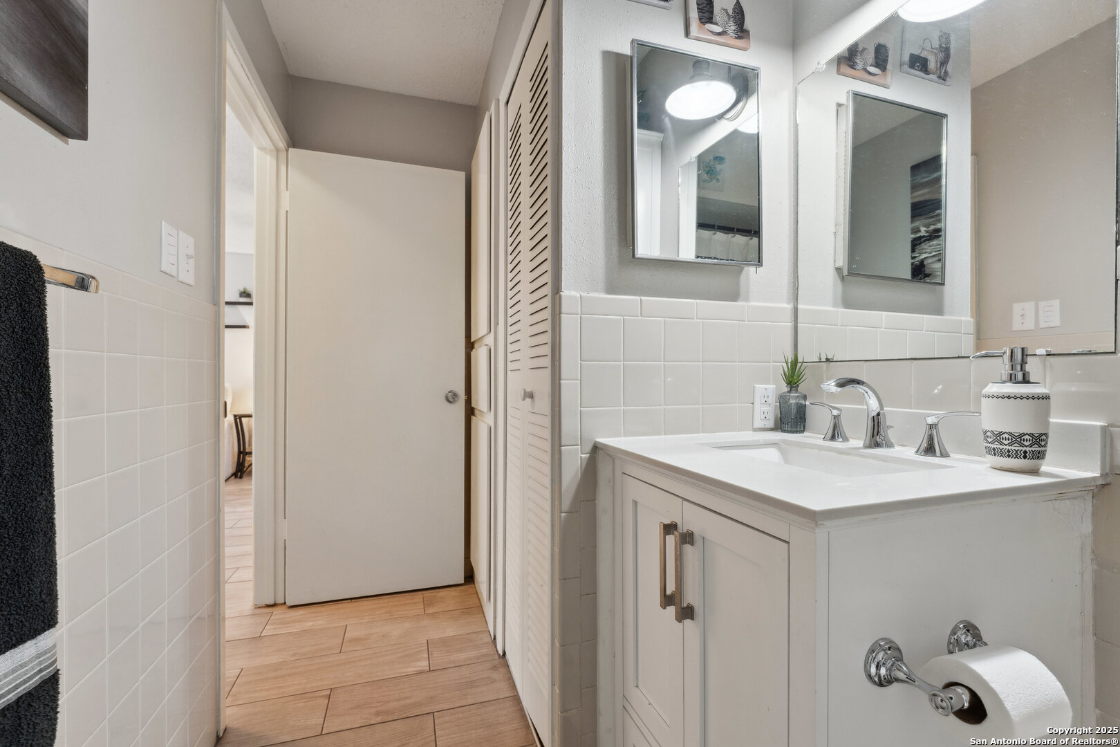 923 Vance Jackson Road, Unit 1104 San Antonio, TX 78201 - Photo 15 of 18 a bathroom with a sink vanity and mirror