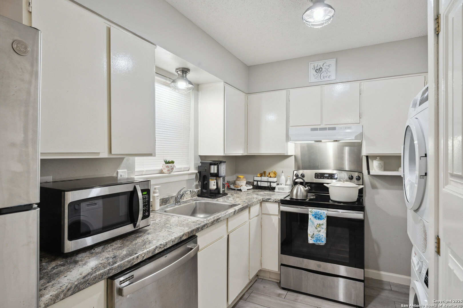 923 Vance Jackson Road, Unit 1104 San Antonio, TX 78201 - Photo 9 of 18 a kitchen with a sink stove and refrigerator