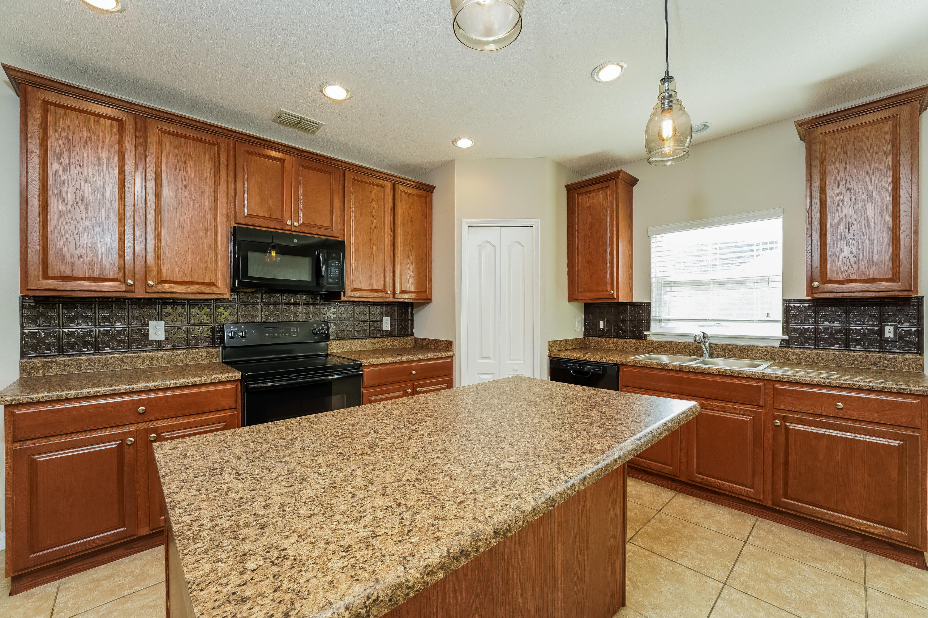 4334 Southwest Appleseed Road Port St. Lucie, FL 34953 - Photo 4 of 15 1000483.4334 SW Appleseed Road - Kitchen