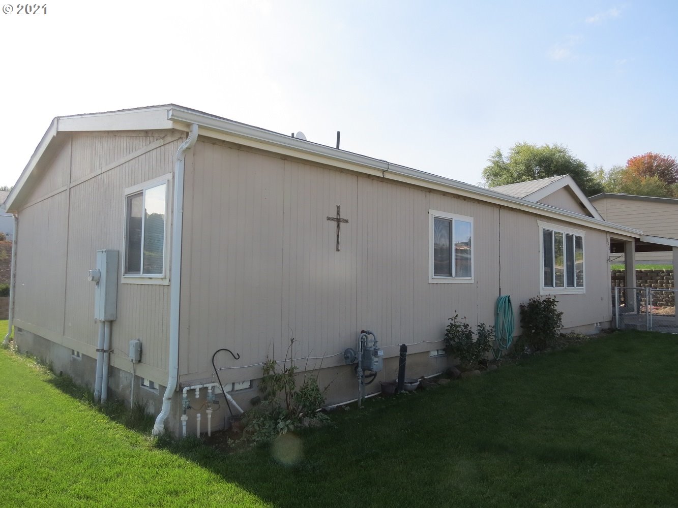 3032 Southwest Overlook Place Pendleton, OR 97801 - Photo 1 of 20 a backyard of a house with lots of green space