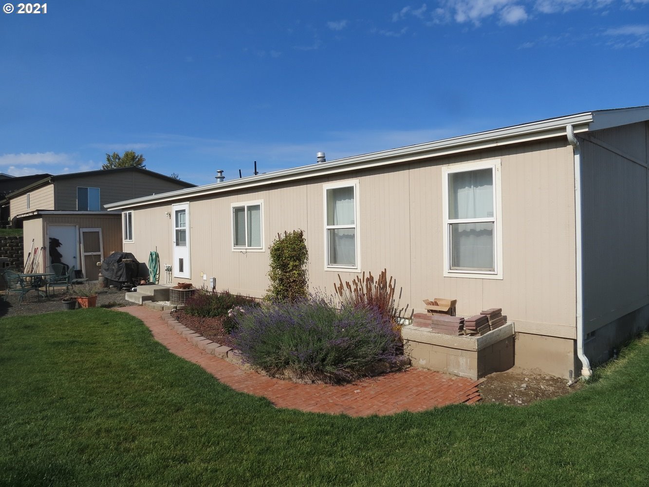 3032 Southwest Overlook Place Pendleton, OR 97801 - Photo 2 of 20 a front view of a house with a garden and patio