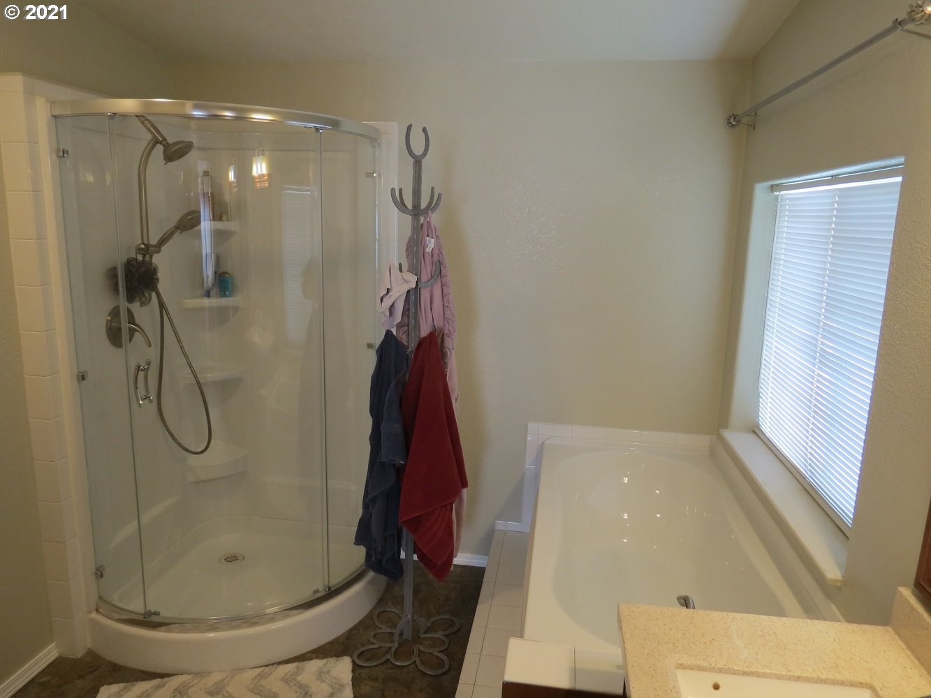 3032 Southwest Overlook Place Pendleton, OR 97801 - Photo 13 of 20 a bathroom with a shower
