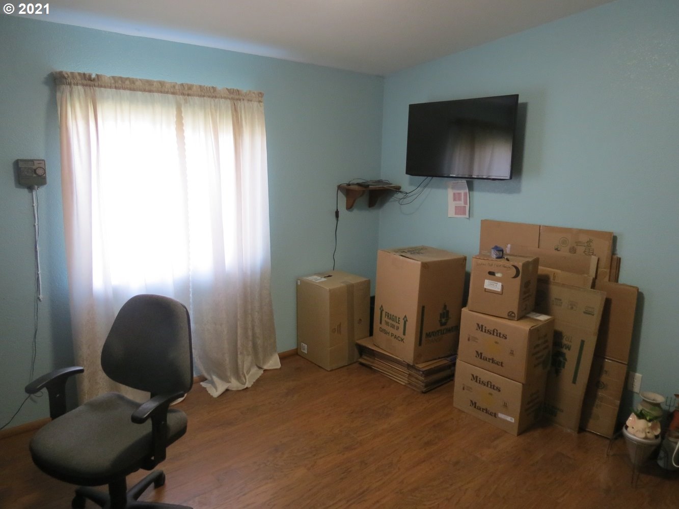 3032 Southwest Overlook Place Pendleton, OR 97801 - Photo 16 of 20 a room with furniture and a flat screen tv