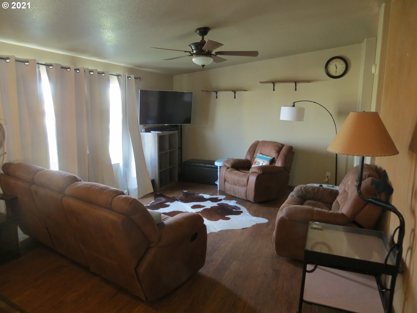 3032 Southwest Overlook Place Pendleton, OR 97801 - Photo 3 of 20 a living room with furniture and a lamp