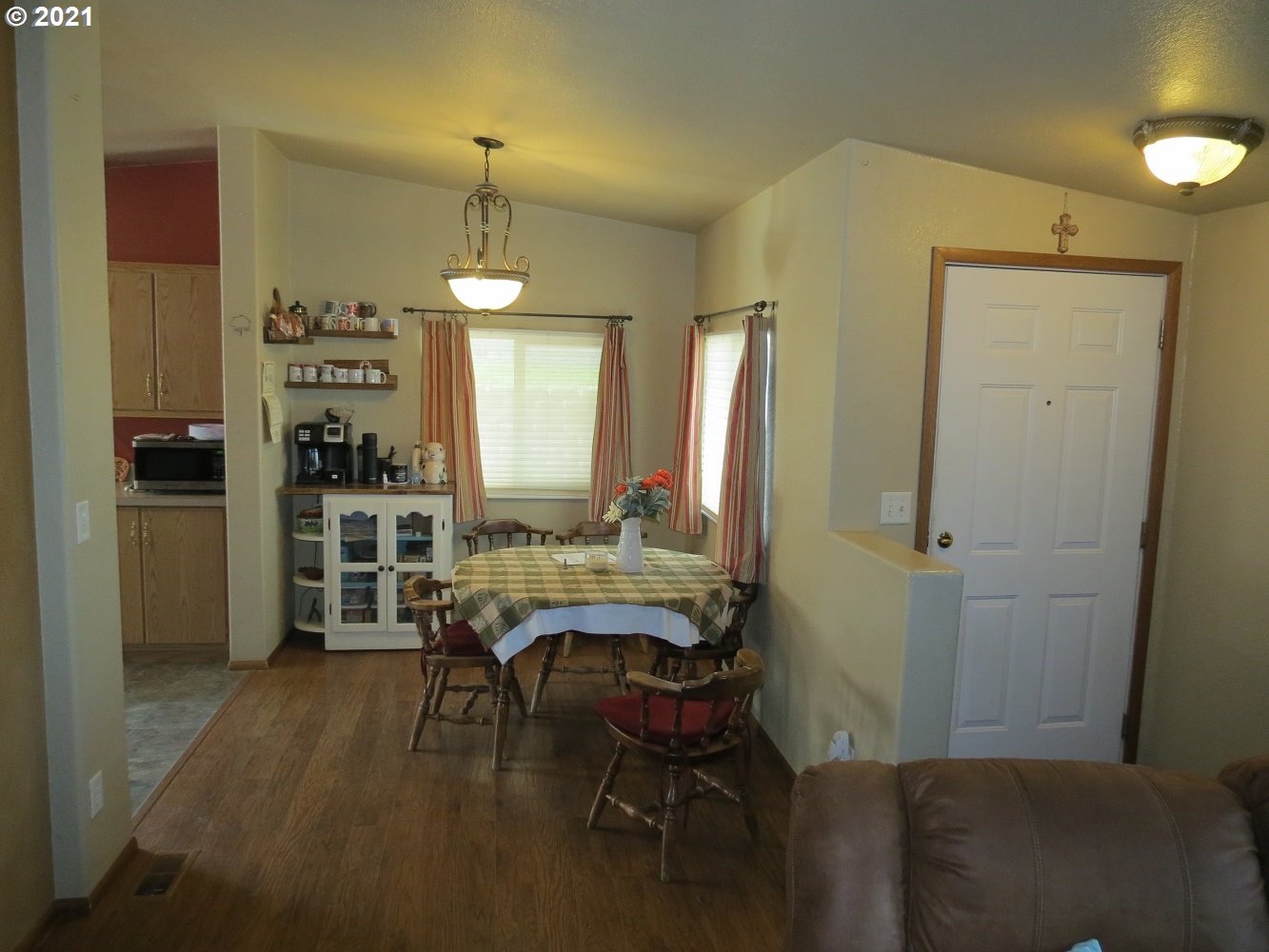 3032 Southwest Overlook Place Pendleton, OR 97801 - Photo 4 of 20 a view of a livingroom with furniture window and wooden floor