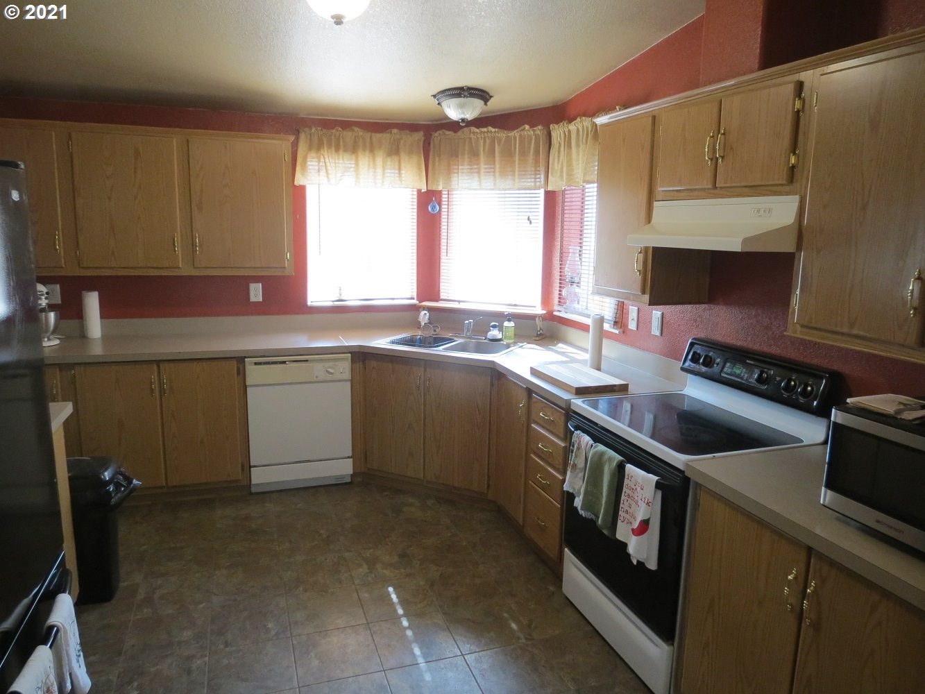 3032 Southwest Overlook Place Pendleton, OR 97801 - Photo 5 of 20 a kitchen that has a sink and a stove in it