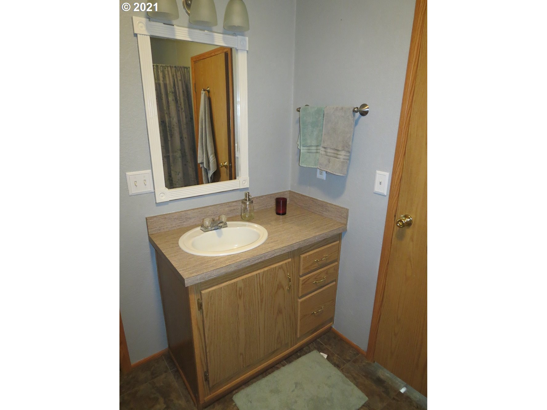 3032 Southwest Overlook Place Pendleton, OR 97801 - Photo 9 of 20 a bathroom with a sink and a mirror