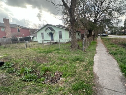 2543 Bevis Street Houston, TX 77008 - Photo 3 of 9 a house view with a garden space
