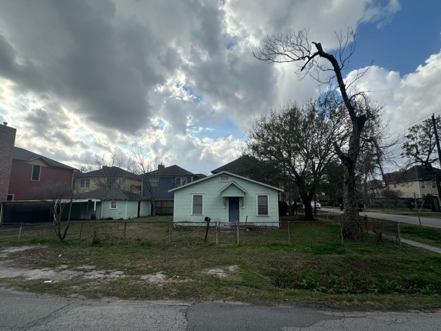 2543 Bevis Street Houston, TX 77008 - Photo 4 of 9 a front view of a house with garden
