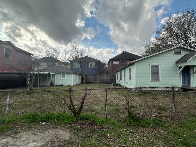 2543 Bevis Street Houston, TX 77008 - Photo 6 of 9 a view of a house with backyard and garden