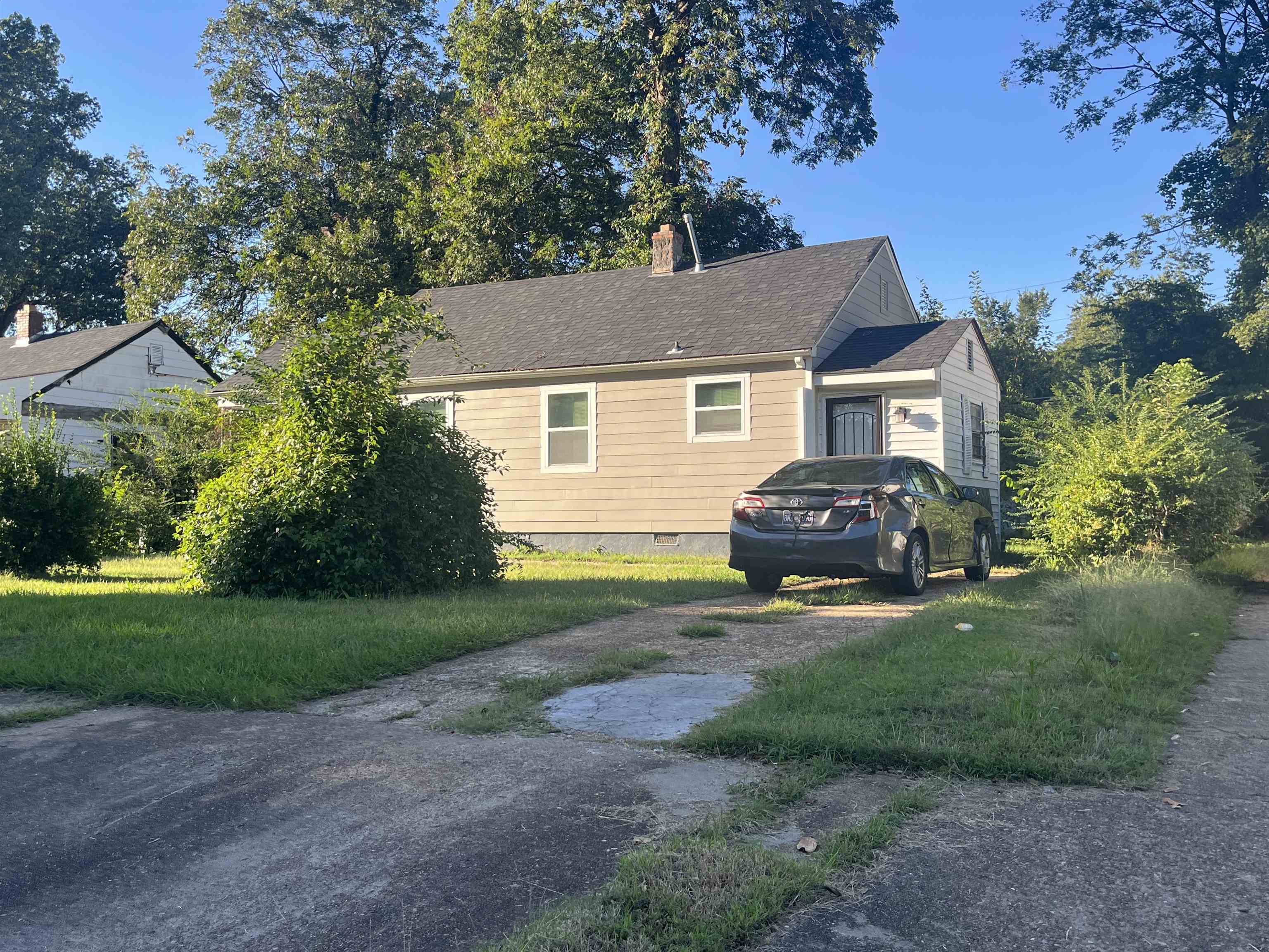 2964 North Radford Road Memphis, TN 38114 - Photo 2 of 2 a view of a yard in front of a house with large trees