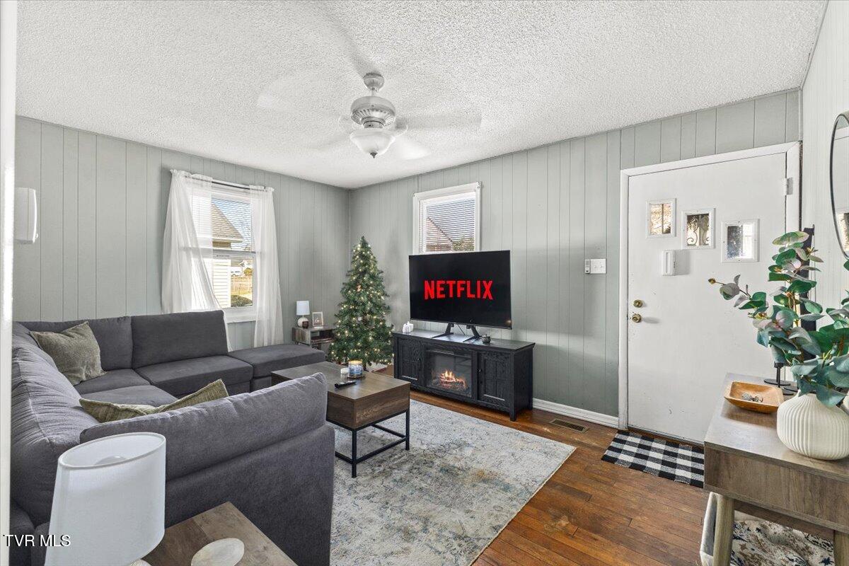 1014 Myrtle Street Kingsport, TN 37660 - Photo 3 of 29 07-128A0999