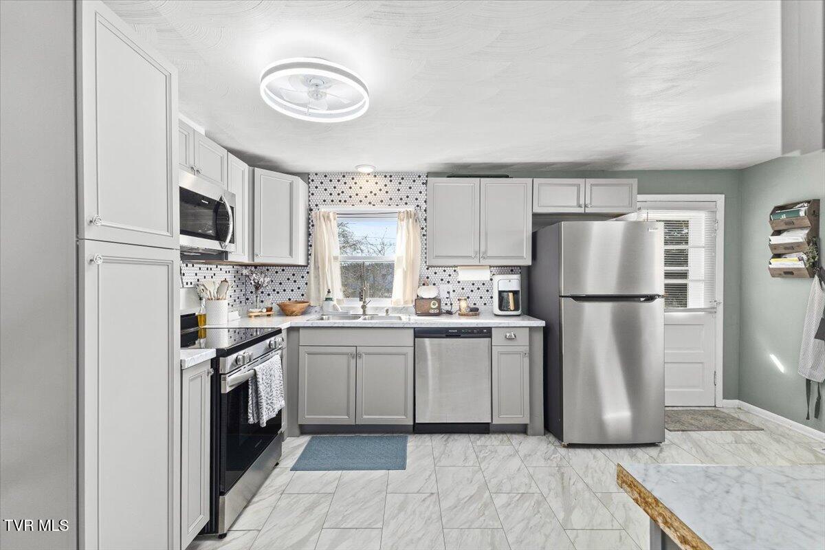 1014 Myrtle Street Kingsport, TN 37660 - Photo 5 of 29 09-128A1007