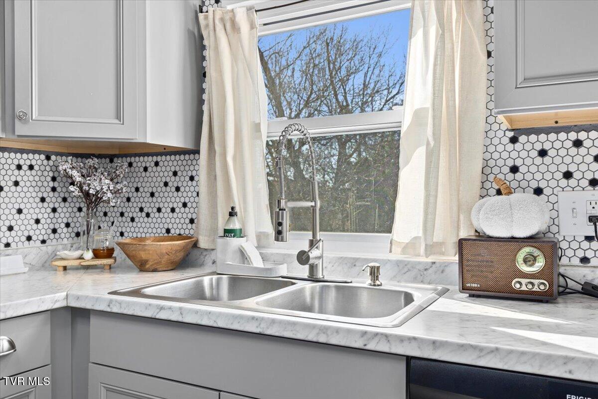 1014 Myrtle Street Kingsport, TN 37660 - Photo 7 of 29 11-128A1015